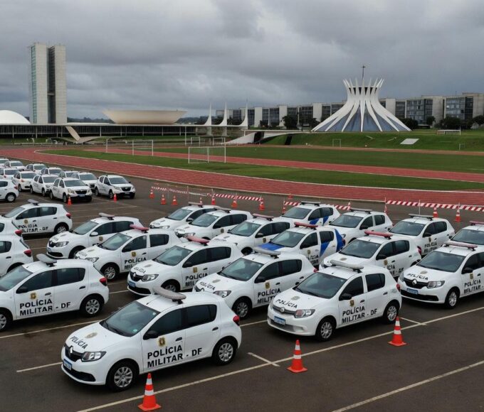 Viatura da PMDF em frente ao estádio olímpico em Brasília durante crise de segurança no DF.