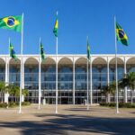 Edifício do Palácio Itamaraty em Brasília, sede do Ministério das Relações Exteriores do Brasil, com bandeiras nacionais.