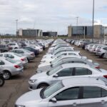 Pátio com veículos apreendidos pelo DER-DF prontos para leilão online no Distrito Federal.