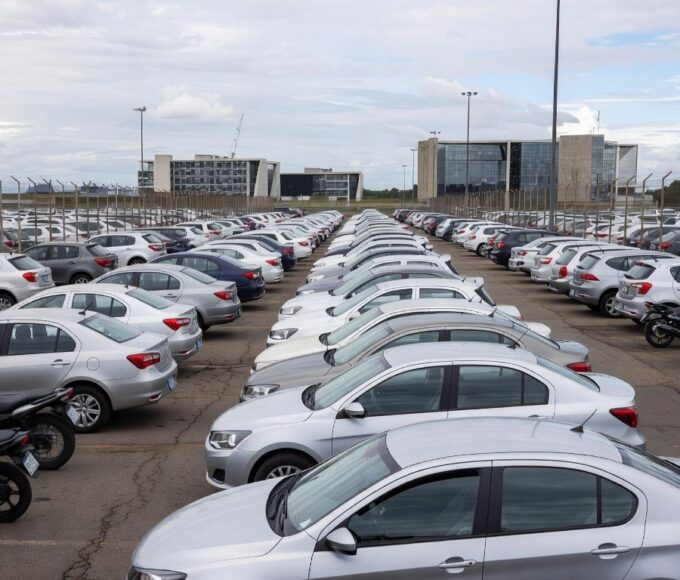 Pátio com veículos apreendidos pelo DER-DF prontos para leilão online no Distrito Federal.