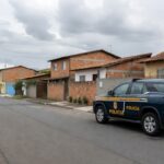 Viatura da Polícia Federal em rua de Samambaia, DF, ilustrando denúncia por homofobia e constrangimento.