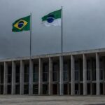 Edifício da CLDF em Brasília com viatura policial ao fundo, simbolizando falhas na reintegração de policiais e proteção contra violência à mulher.