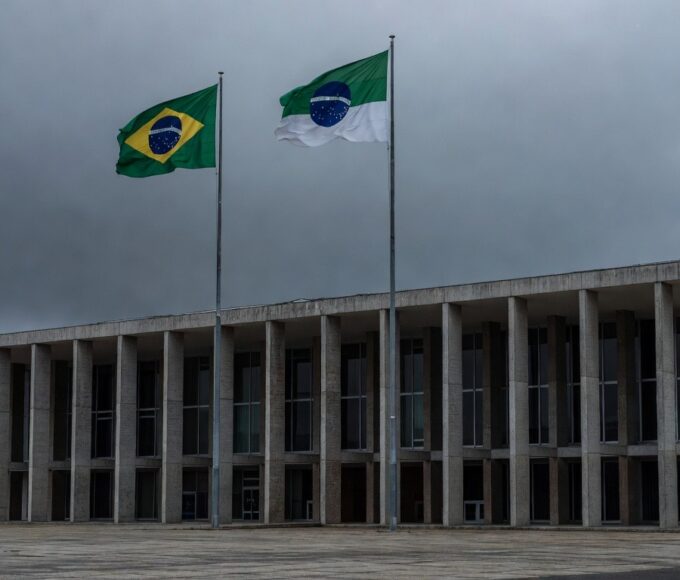 Edifício da CLDF em Brasília com viatura policial ao fundo, simbolizando falhas na reintegração de policiais e proteção contra violência à mulher.