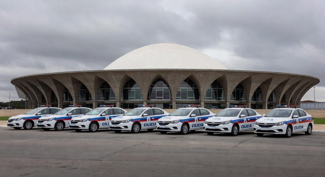 Edifício da CLDF em Brasília com viaturas da Polícia Civil, ilustrando falhas na Previdência e apoio à regulamentação.