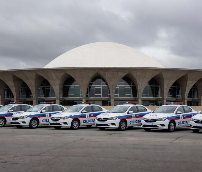 Edifício da CLDF em Brasília com viaturas da Polícia Civil, ilustrando falhas na Previdência e apoio à regulamentação.