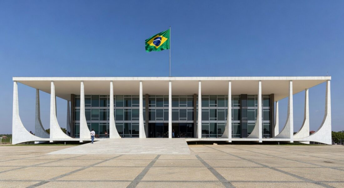 Edifício do STF em Brasília representando decisão judicial sobre mensagens, com documentos e smartphone.