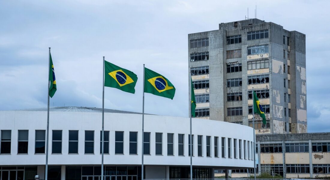 Hospital público em Brasília com sinais de deterioração, representando falhas na saúde do DF durante celebração de sindicato de enfermeiros.