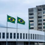 Hospital público em Brasília com sinais de deterioração, representando falhas na saúde do DF durante celebração de sindicato de enfermeiros.