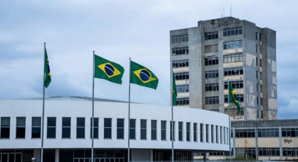 Hospital público em Brasília com sinais de deterioração, representando falhas na saúde do DF durante celebração de sindicato de enfermeiros.