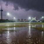 Gramado de futebol alagado por chuva intensa na semifinal do Candangão entre Sobradinho e Samambaia no Distrito Federal.