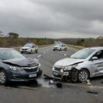 Cena de acidente com quatro veículos colididos na rodovia DF-150 em Sobradinho, Distrito Federal, deixando três feridos.