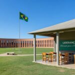 Escola pública no DF representando liderança feminina na educação, com arquitetura de Brasília.