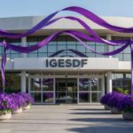 Hospital em Brasília com decorações roxas simbolizando o Dia da Mulher e a predominância feminina na força de trabalho do IgesDF.