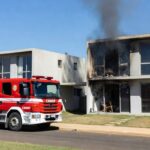 Incêndio em móvel durante discussão conjugal no DF, com viatura de bombeiros intervindo para evitar tragédia.