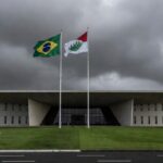 Palácio da Justiça em Brasília sob céu nublado, representando título de Cidadão Honorário com críticas por privilégios.