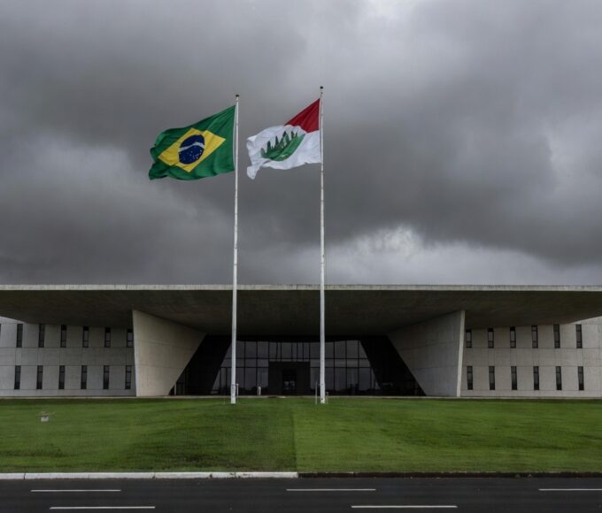 Palácio da Justiça em Brasília sob céu nublado, representando título de Cidadão Honorário com críticas por privilégios.