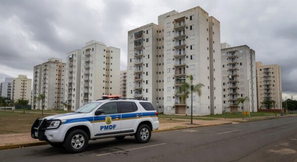 Viatura da PMDF em rua de Samambaia, cena de prisão de foragido por homicídio.