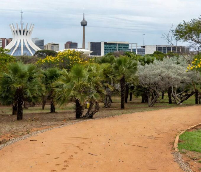 Parque em Brasília com trilhas e vegetação do Cerrado, representando o programa Parque Educador do Instituto Brasília Ambiental.