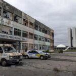 Hospital público deteriorado e viatura policial em Brasília, representando colapso na saúde e segurança do DF.