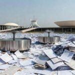 Evento em Brasília com bebedouros obrigatórios e pilhas de documentos burocráticos, destacando obrigatoriedade aprovada pela CLDF.