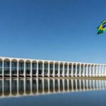 Edifício do Itamaraty e STF em Brasília, representando alerta sobre ingerência em eleições.
