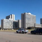 Setores hoteleiros em Brasília com viatura da Polícia Militar, representando ampliação da Área de Segurança Especial.