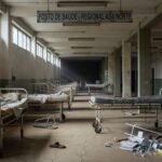 Hospital público em Brasília com sinais de negligência no sistema de saúde para doenças raras.