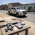 Viatura da PMGO em rua de Samambaia com armas e drogas apreendidas após confronto.