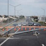 Foto de acidente na DF-001 com postes derrubados e trânsito interditado entre Samambaia e Recanto das Emas.