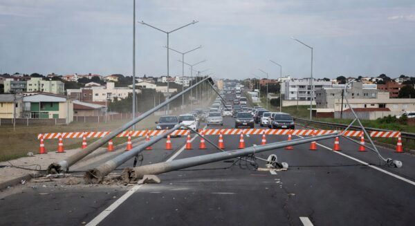 Foto de acidente na DF-001 com postes derrubados e trânsito interditado entre Samambaia e Recanto das Emas.