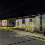 Cena de crime em rua residencial de Samambaia Norte, com fita de isolamento policial e luzes de viatura.