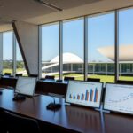 Sala de conferências em Brasília com elementos digitais para seminário sobre desafios do ECA Digital.