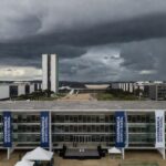 Fachada da Câmara Legislativa do DF sob nuvens escuras, expondo falhas na governança de Brasília.