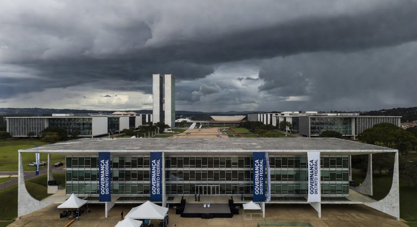 Fachada da Câmara Legislativa do DF sob nuvens escuras, expondo falhas na governança de Brasília.