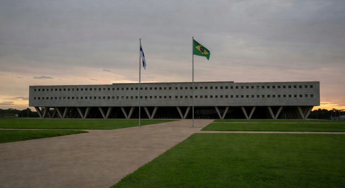 Edifício do TJDFT em Brasília com bandeiras a meio mastro, simbolizando luto pela morte da desembargadora Maria de Lourdes Abreu aos 73 anos.