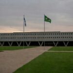 Edifício do TJDFT em Brasília com bandeiras a meio mastro, simbolizando luto pela morte da desembargadora Maria de Lourdes Abreu aos 73 anos.