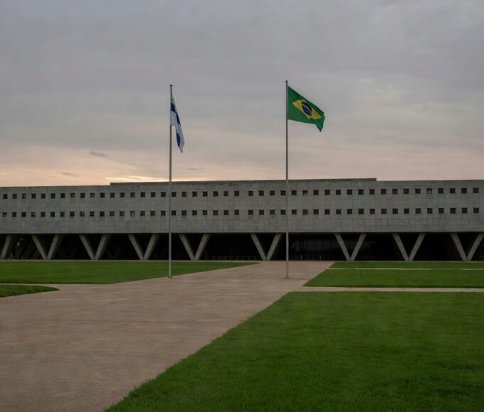 Edifício do TJDFT em Brasília com bandeiras a meio mastro, simbolizando luto pela morte da desembargadora Maria de Lourdes Abreu aos 73 anos.