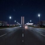 Avenida em Brasília iluminada por lâmpadas LED modernas, representando a modernização da iluminação pública no Distrito Federal.