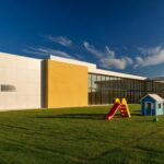 Berçário do Buriti reformado e reinaugurado após quatro anos no Distrito Federal, com fachada moderna em Brasília.