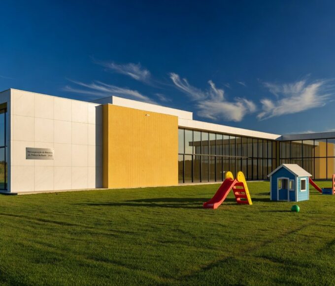 Berçário do Buriti reformado e reinaugurado após quatro anos no Distrito Federal, com fachada moderna em Brasília.