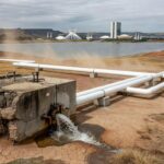 Obra milionária no Lago Sul de Brasília contrastando com tubulações de água deterioradas, destacando negligência no abastecimento.