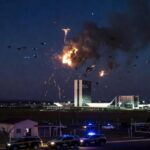 Drones derrubados sobre residência em Brasília com viaturas da PMDF ao fundo.