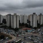 Vista de Águas Claras com prédios altos e sinais de negligência urbanística no Distrito Federal.