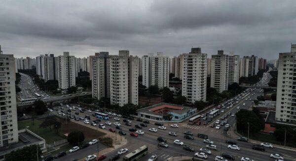 Vista de Águas Claras com prédios altos e sinais de negligência urbanística no Distrito Federal.