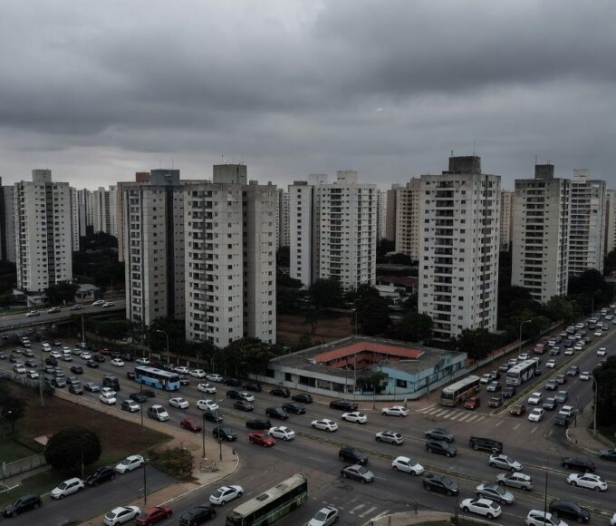Vista de Águas Claras com prédios altos e sinais de negligência urbanística no Distrito Federal.