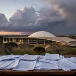 Fachada da CLDF em Brasília com cofre vazio simbolizando ônus aos cofres públicos por reajustes a servidores.