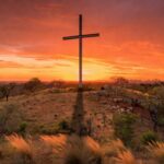 Cruz de madeira em colina de Planaltina durante Via-Sacra da Paixão de Cristo.