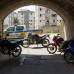 Quatro motos apreendidas pela Polícia Militar em túnel de pedestres em Samambaia Sul, Distrito Federal.