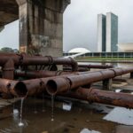 Torneira seca em residência de Brasília, representando falhas no abastecimento de água pela Caesb em seu 57º aniversário.