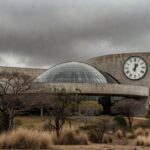 Fachada da Câmara Legislativa do DF em dia nublado, representando lei de reinserção de idosos no trabalho com críticas.